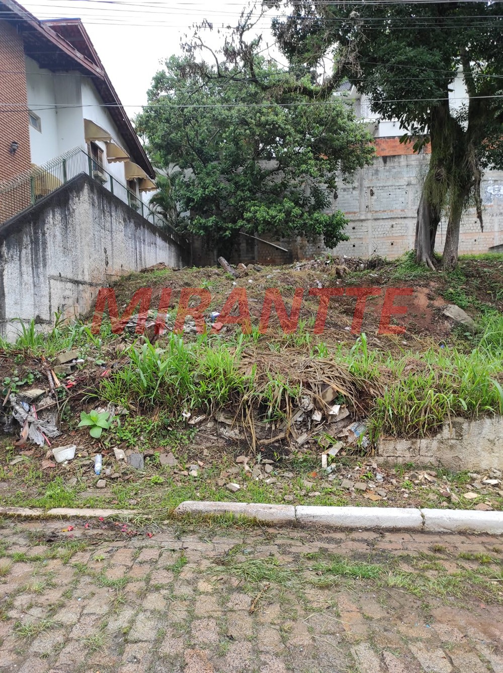 Terreno de 300m² em Horto Florestal