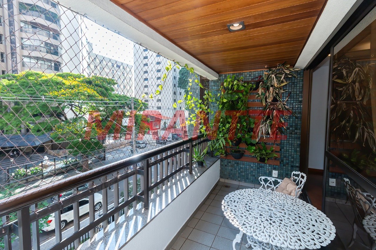 Apartamento de 140m² com 4 quartos em Moema
