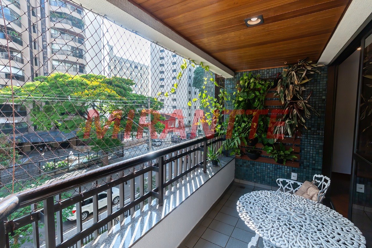 Apartamento de 140m² com 4 quartos em Moema