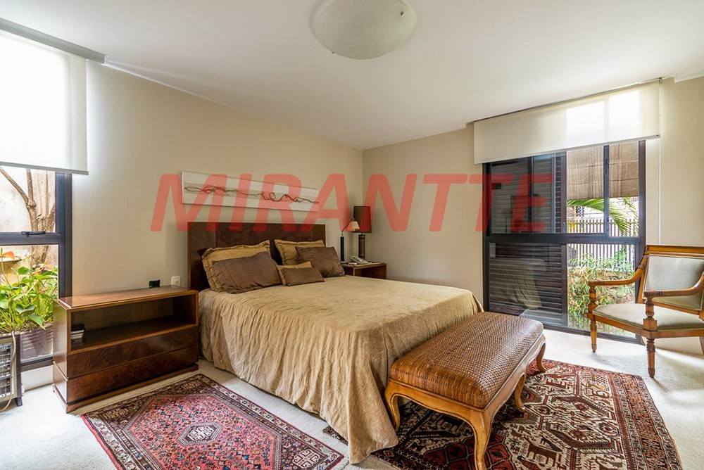 Sobrado de 885m² com 4 quartos em Pacaembu