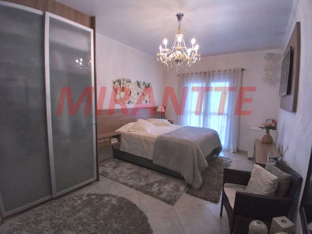 Sobrado de 216m² com 4 quartos em Vila Milton