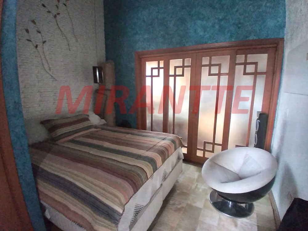 Sobrado de 216m² com 4 quartos em Vila Milton