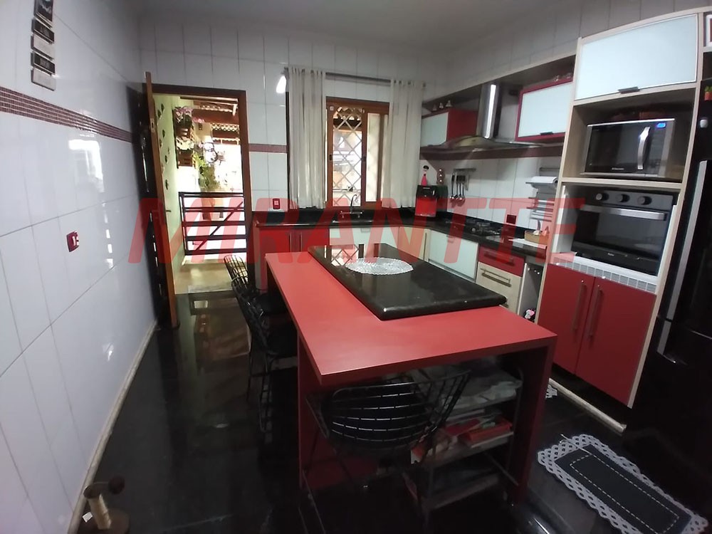 Sobrado de 216m² com 4 quartos em Vila Milton