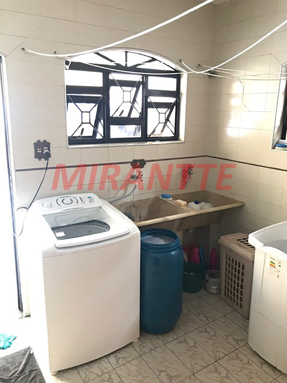 Sobrado de 260m² com 3 quartos em Jardim Guapíra