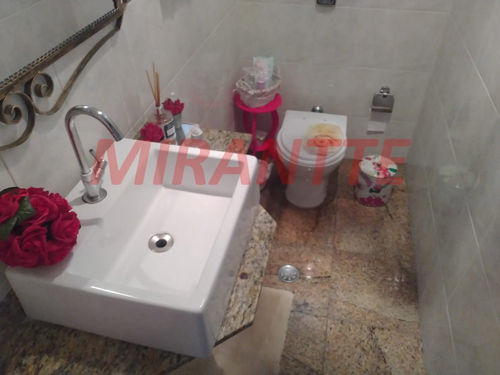 Sobrado de 240m² com 3 quartos em Água Fria