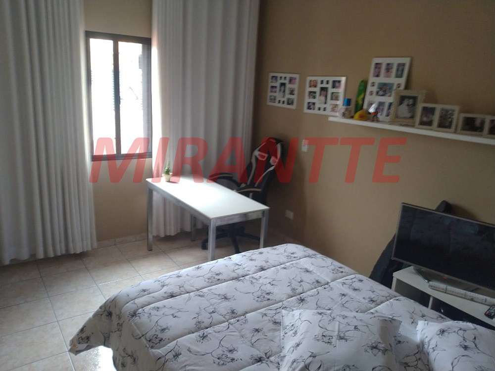 Sobrado de 240m² com 3 quartos em Água Fria