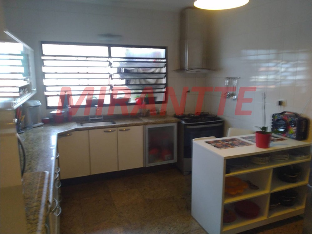Sobrado de 240m² com 3 quartos em Água Fria