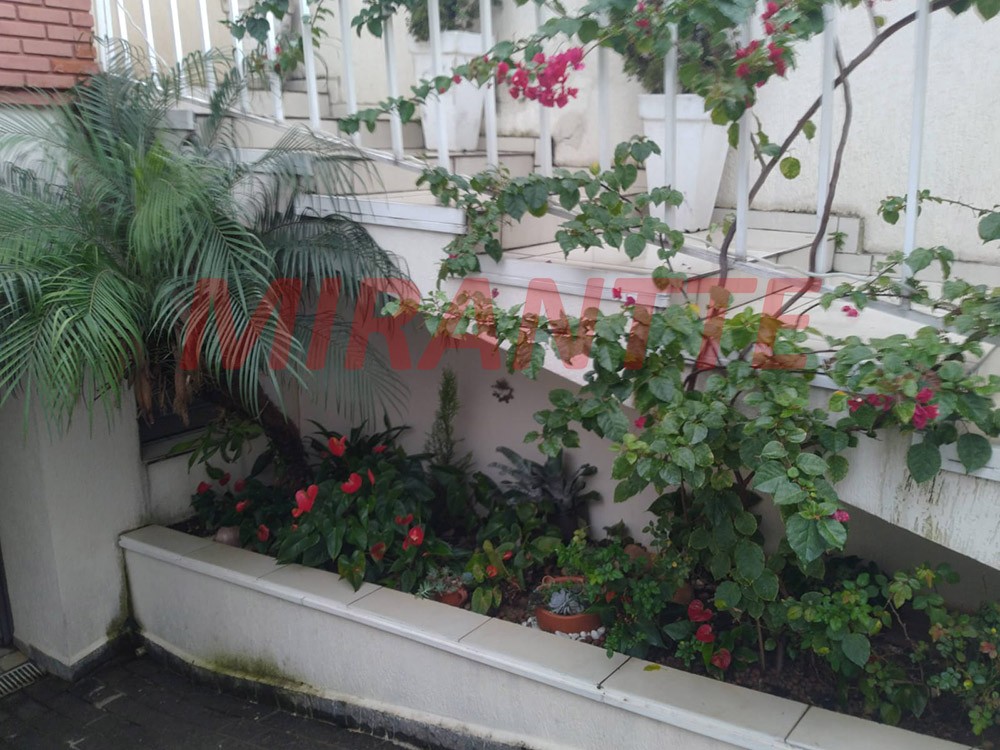 Sobrado de 240m² com 3 quartos em Água Fria