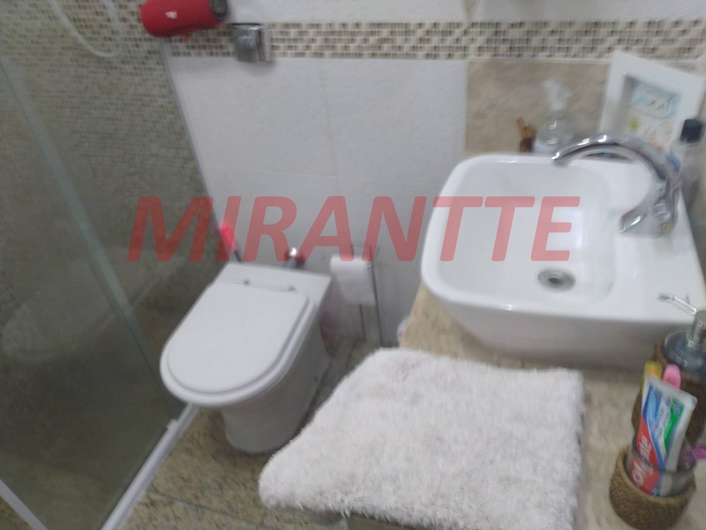 Sobrado de 240m² com 3 quartos em Água Fria