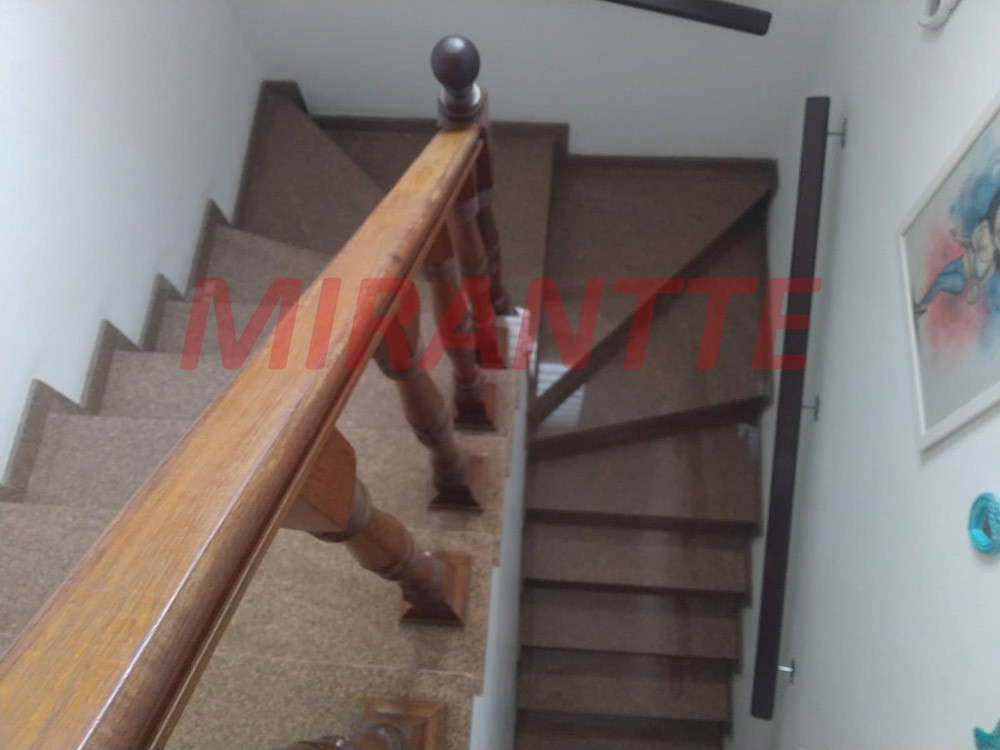 Sobrado de 240m² com 3 quartos em Água Fria