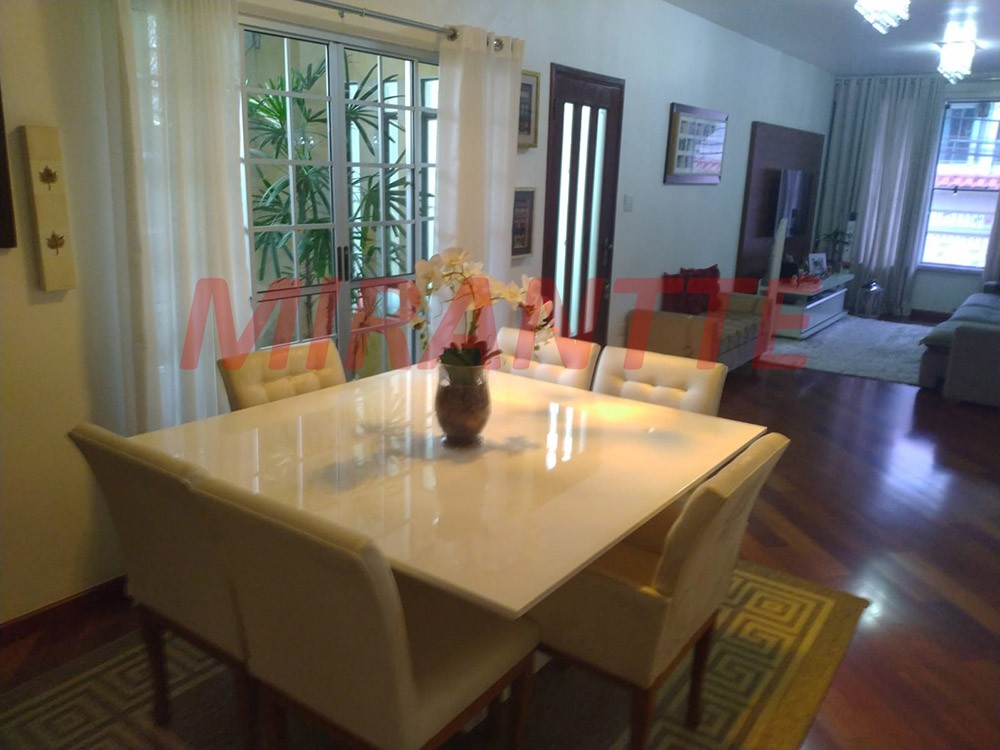 Sobrado de 240m² com 3 quartos em Água Fria