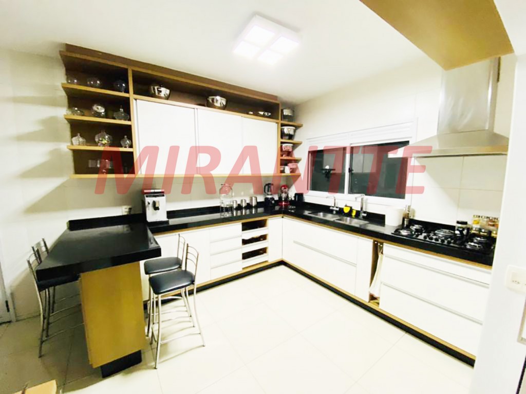 Cond. fechado de 200m² com 4 quartos em Tremembe