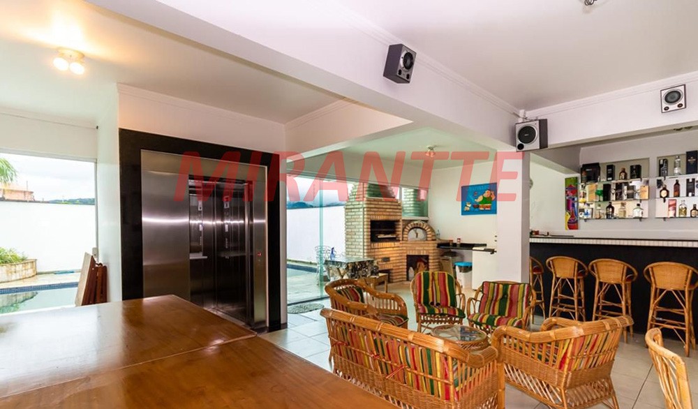 Sobrado de 600m² com 3 quartos em Jardim Guapíra