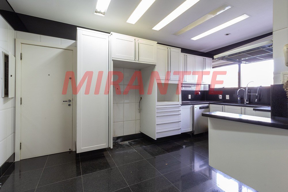Apartamento de 286m² com 4 quartos em Água Fria