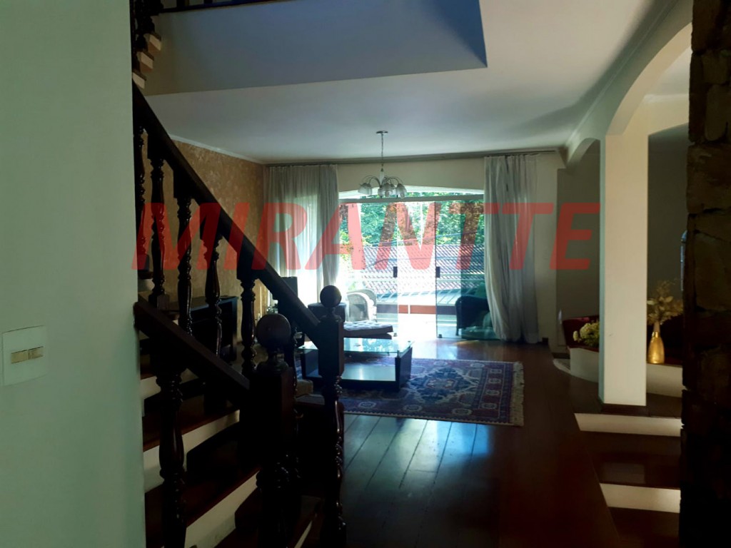 Sobrado de 317m² com 4 quartos em Horto Florestal