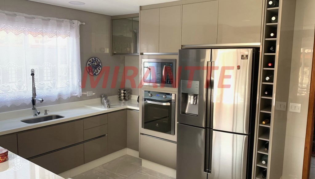Sobrado de 245m² com 4 quartos em Tremembe