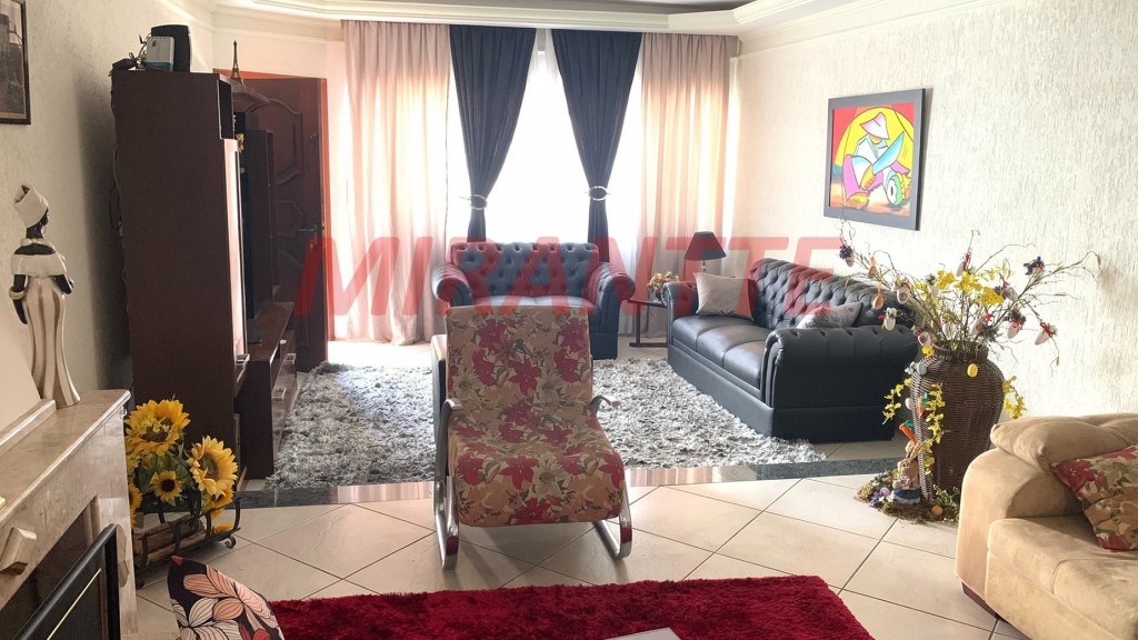 Sobrado de 245m² com 4 quartos em Tremembe