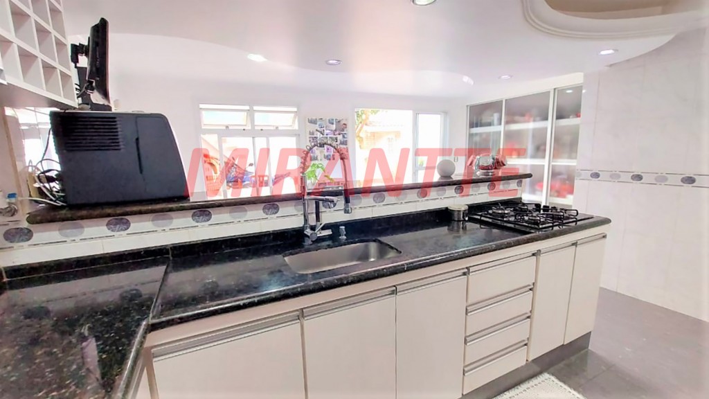 Sobrado de 158m² com 4 quartos em Jardim Virginia Bianca