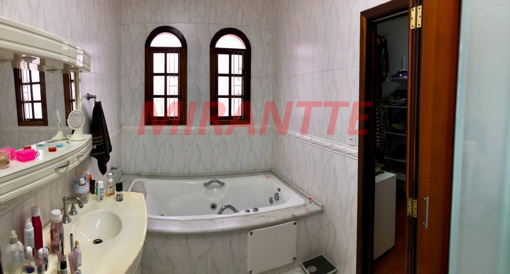 Sobrado de 268m² com 4 quartos em Tremembe