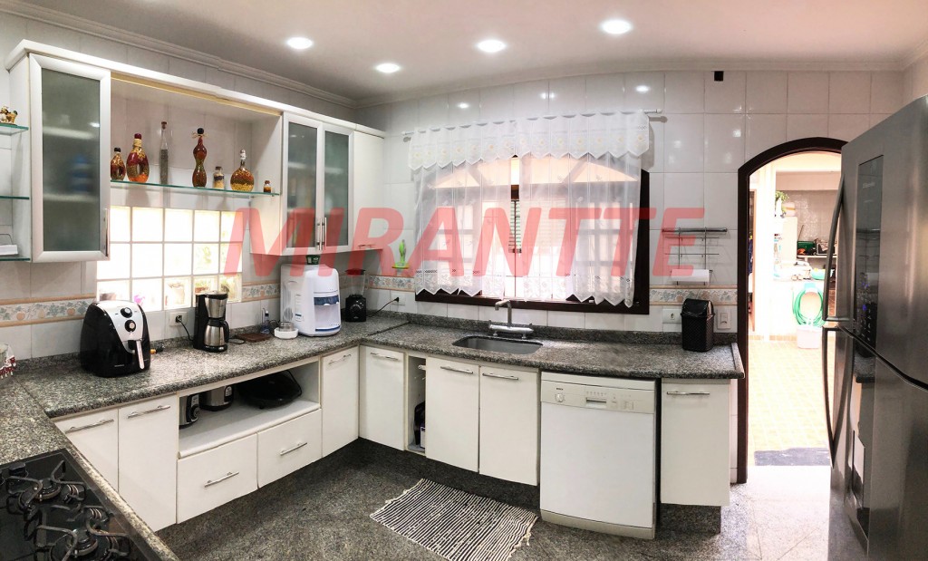 Sobrado de 268m² com 4 quartos em Tremembe