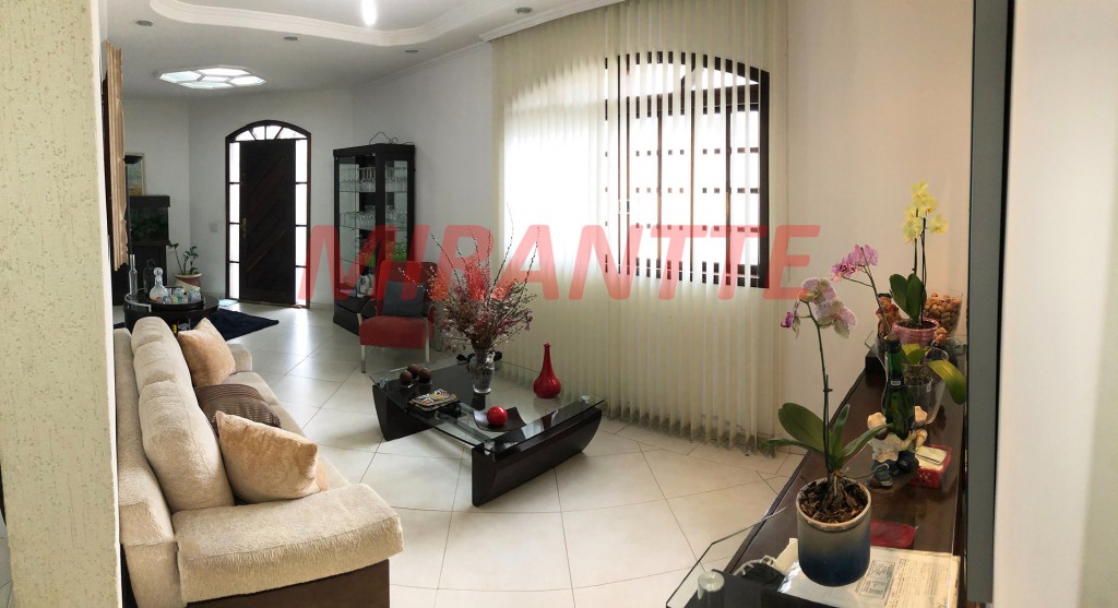 Sobrado de 268m² com 4 quartos em Tremembe