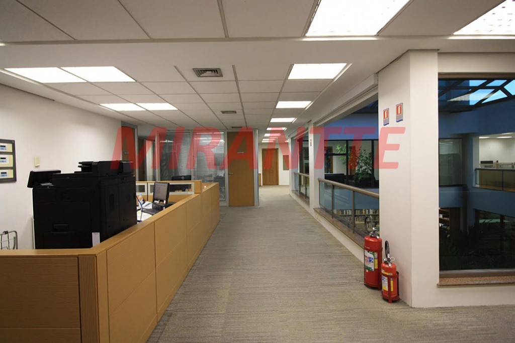 Comercial de 2301m² em Vila Hamburguesa