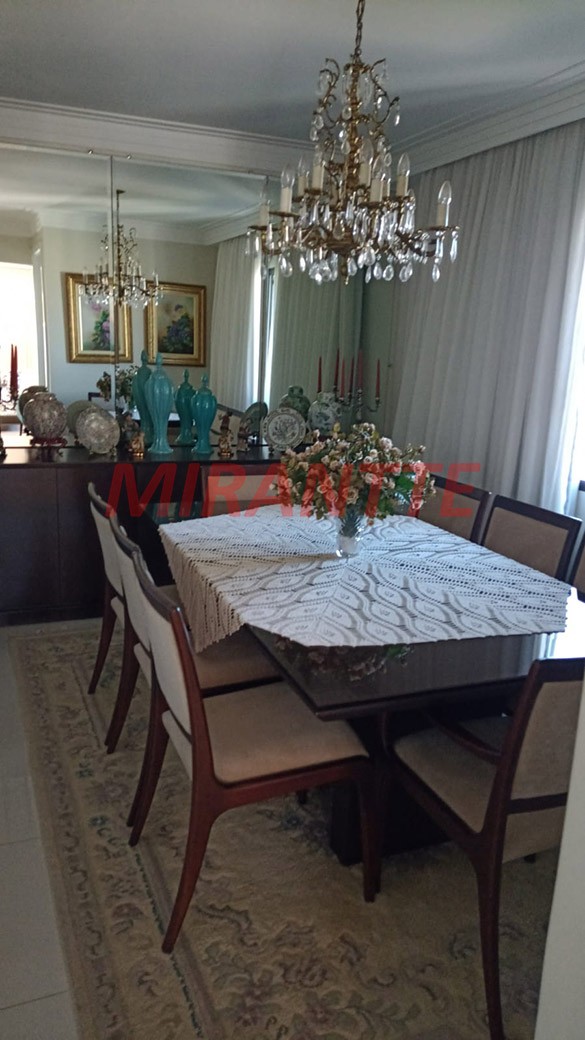 Apartamento de 210m² com 4 quartos em Água Fria