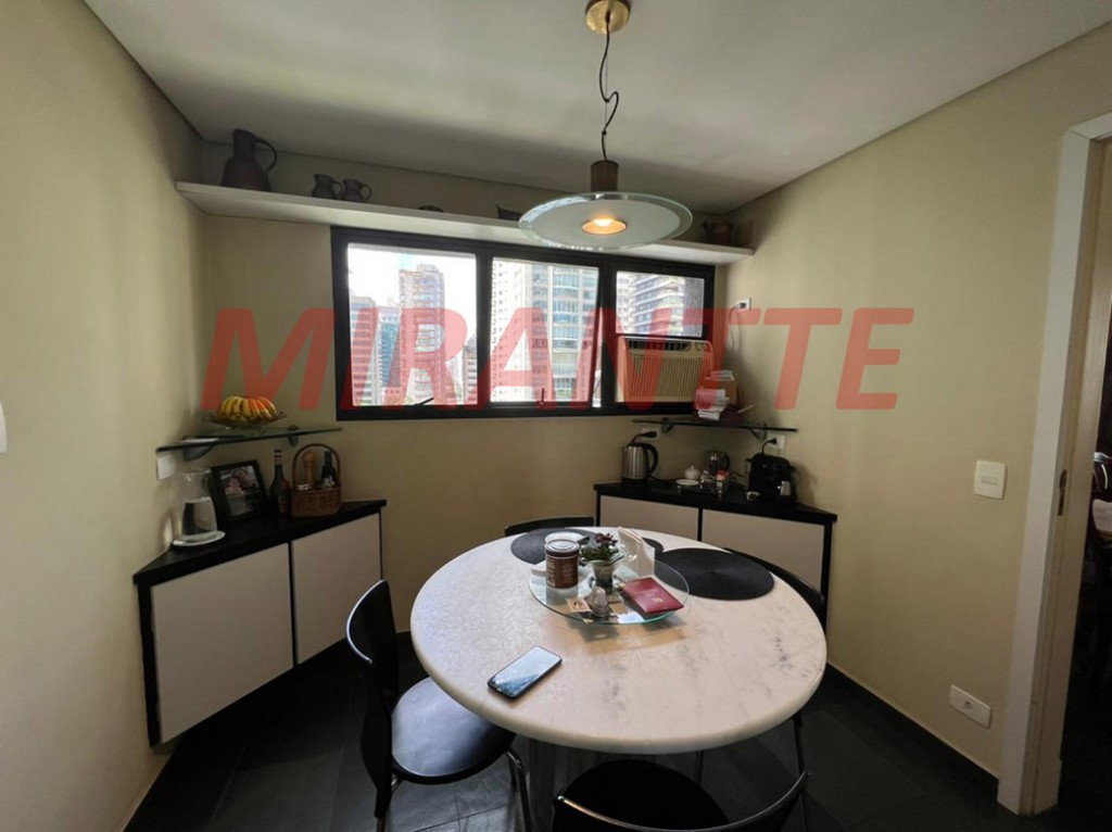 Apartamento de 220m² com 4 quartos em Itaim Bibi