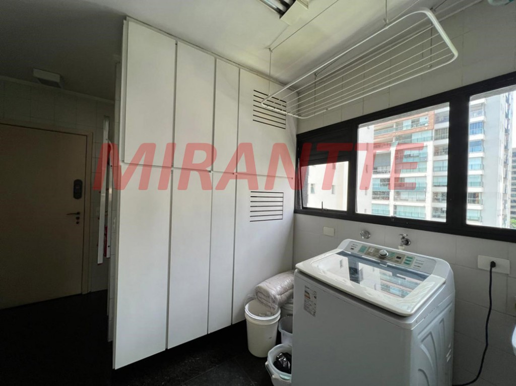 Apartamento de 220m² com 4 quartos em Itaim Bibi