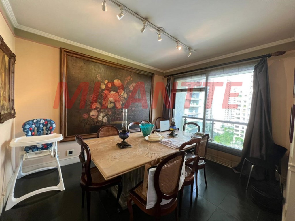 Apartamento de 220m² com 4 quartos em Itaim Bibi