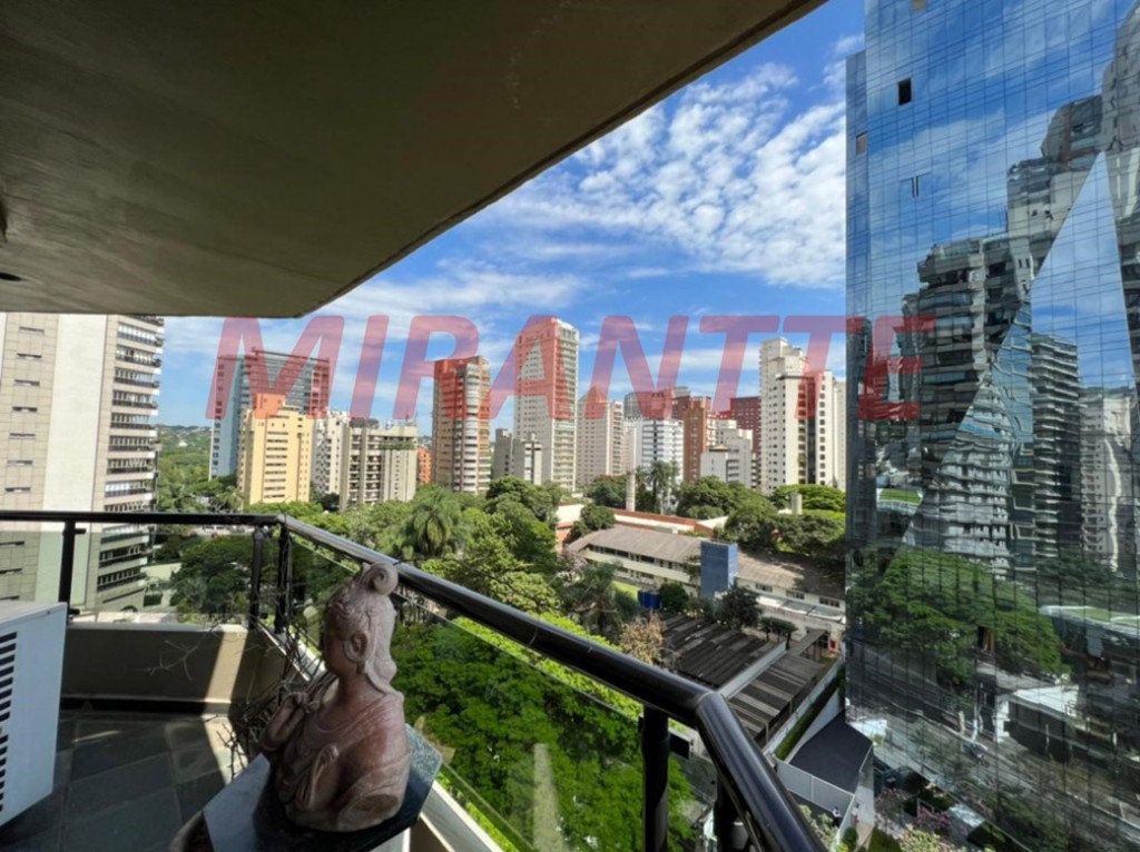 Apartamento de 220m² com 4 quartos em Itaim Bibi