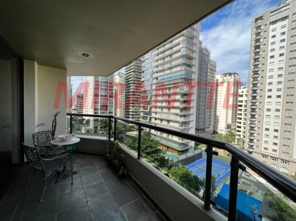 Apartamento de 220m² com 4 quartos em Itaim Bibi