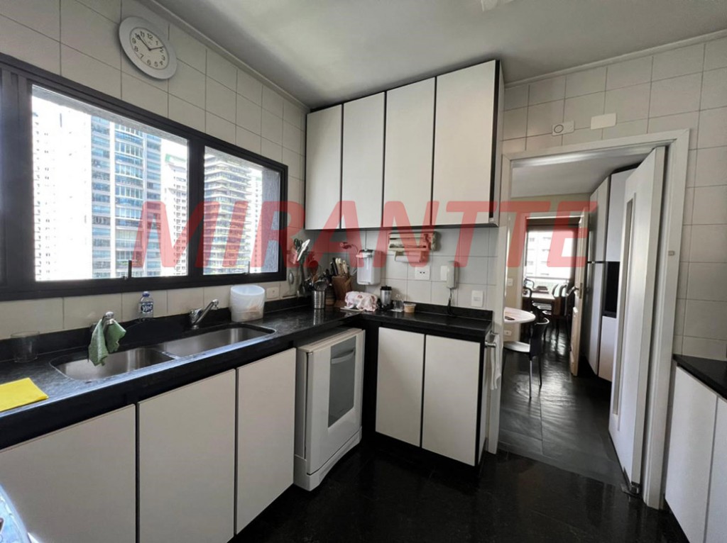 Apartamento de 220m² com 4 quartos em Itaim Bibi