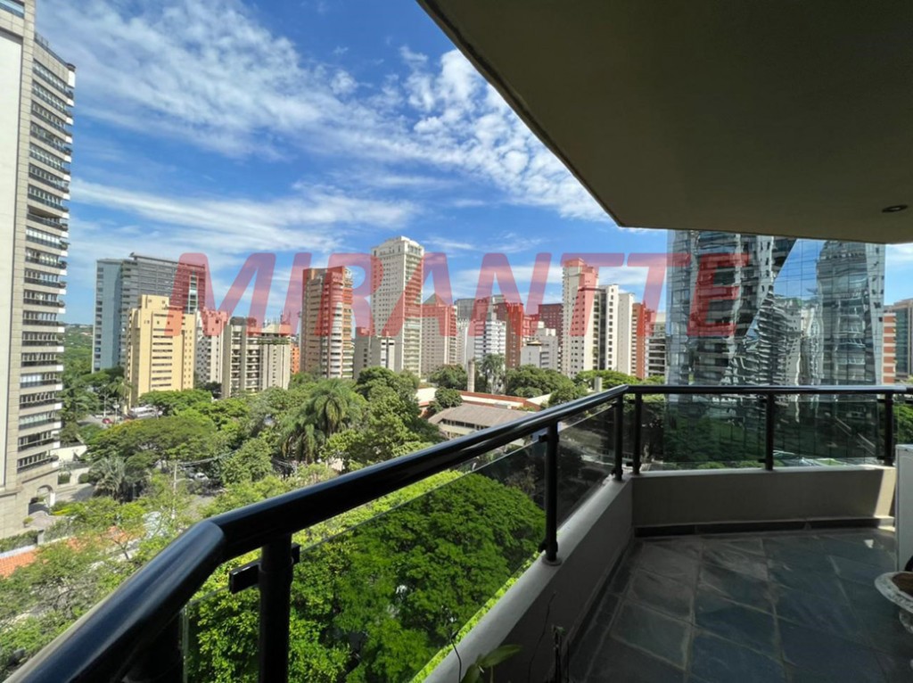 Apartamento de 220m² com 4 quartos em Itaim Bibi