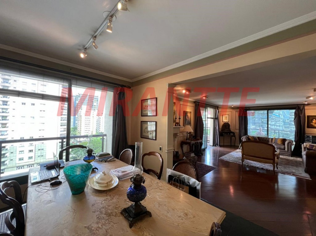 Apartamento de 220m² com 4 quartos em Itaim Bibi
