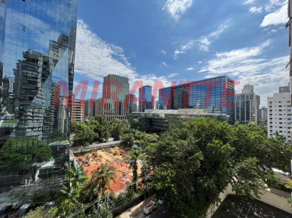 Apartamento de 220m² com 4 quartos em Itaim Bibi