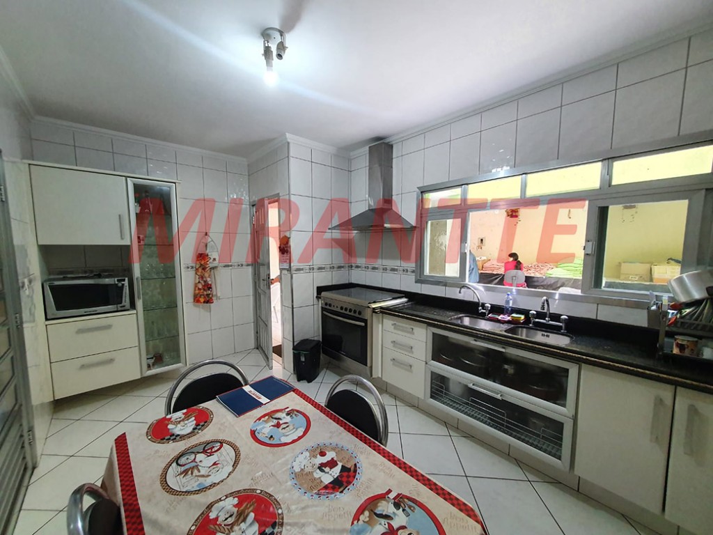 Sobrado de 300m² com 4 quartos em Jardim Guapíra