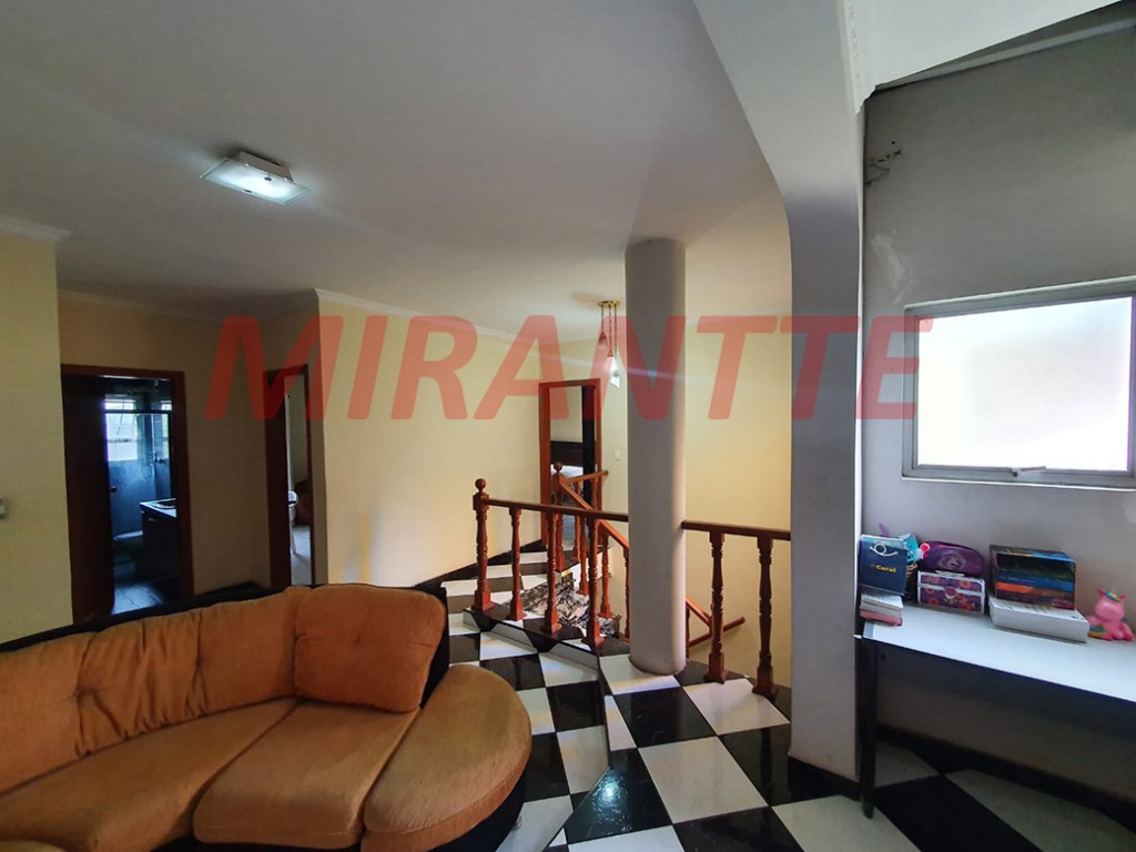 Sobrado de 300m² com 4 quartos em Jardim Guapíra
