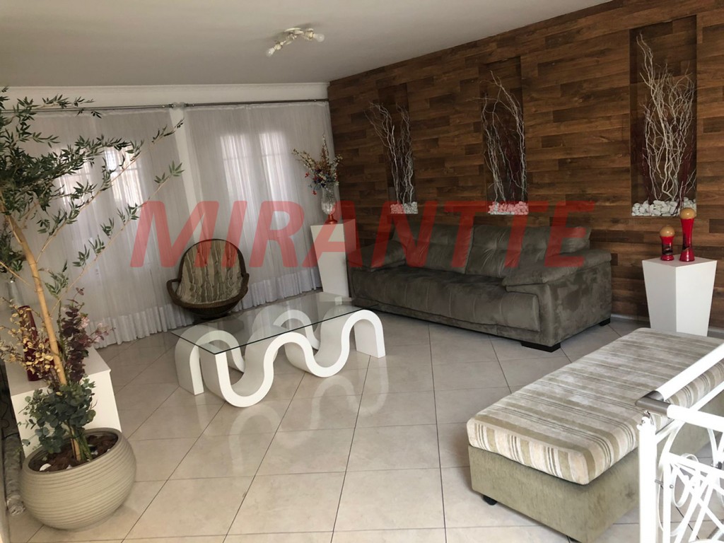 Sobrado de 220m² com 3 quartos em Vila Nivi