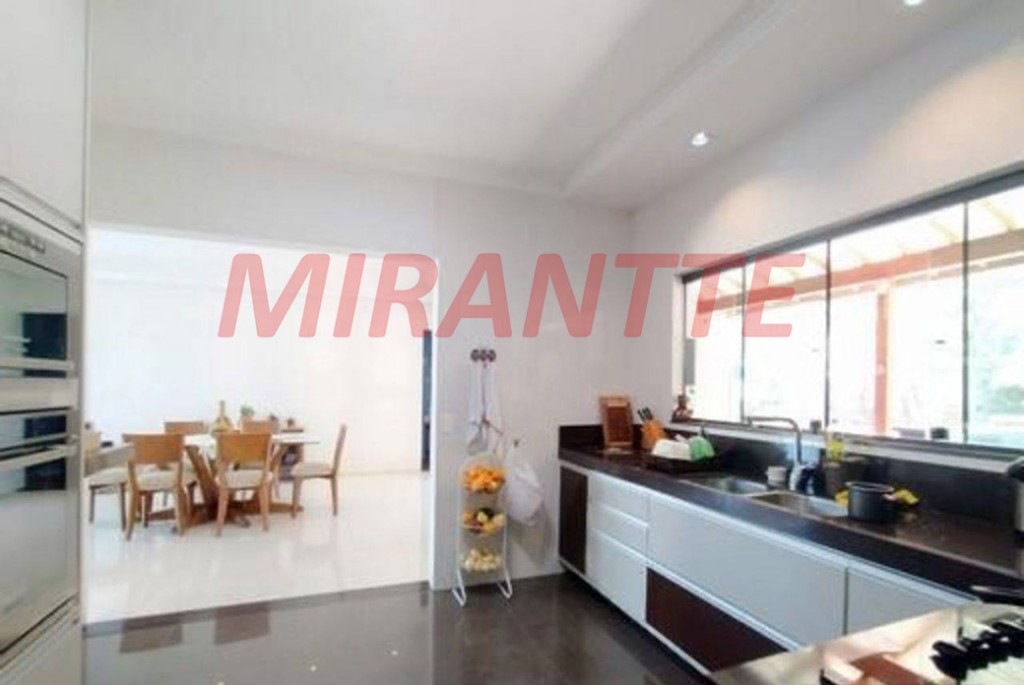Sobrado de 340m² com 4 quartos em Serra da Cantareira