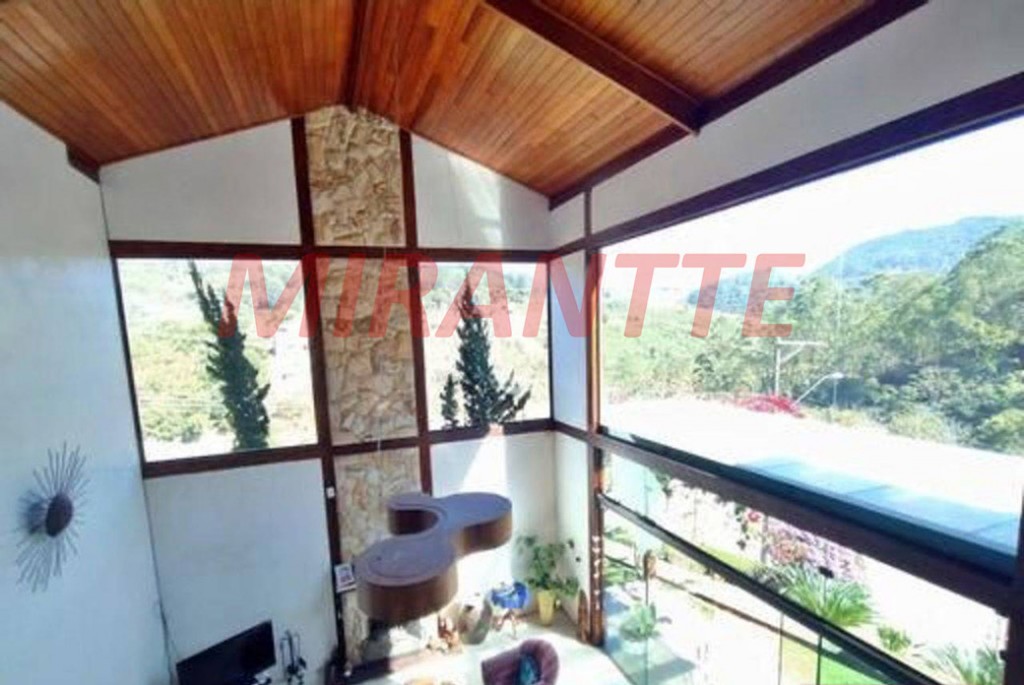 Sobrado de 340m² com 4 quartos em Serra da Cantareira
