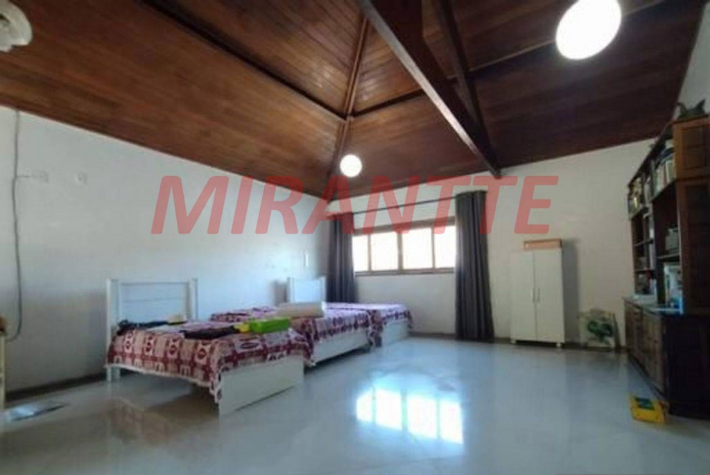 Sobrado de 340m² com 4 quartos em Serra da Cantareira