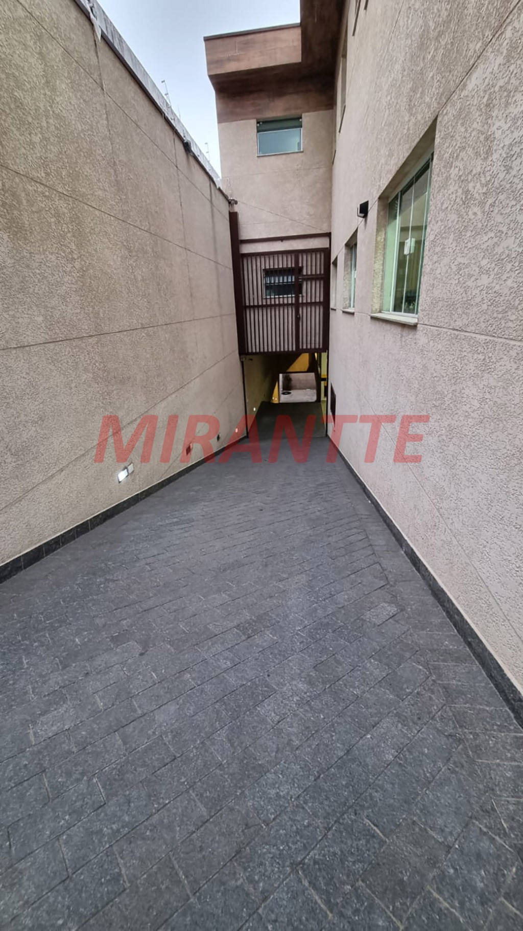 Comercial de 1094m² em Imirim