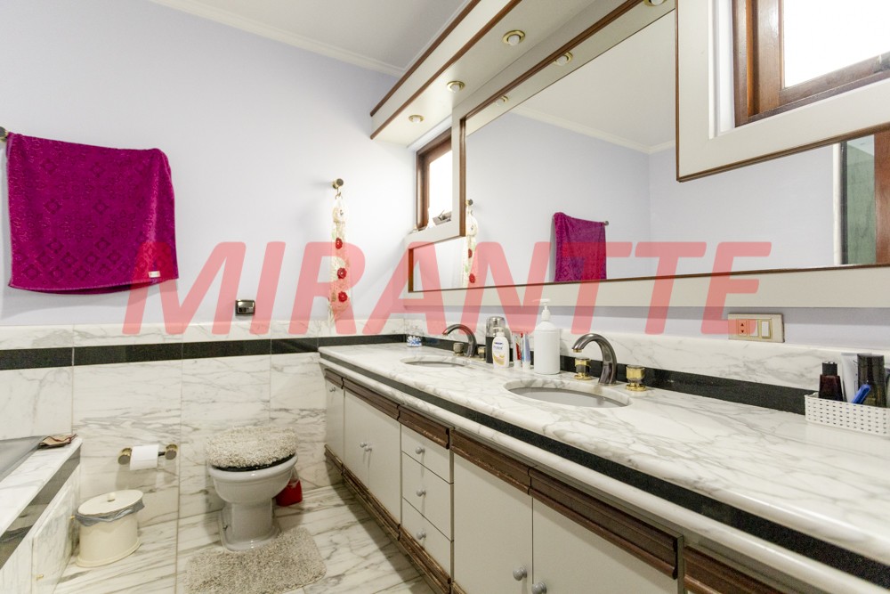 Sobrado de 470m² com 5 quartos em Barro Branco