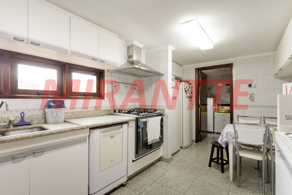 Sobrado de 470m² com 5 quartos em Barro Branco