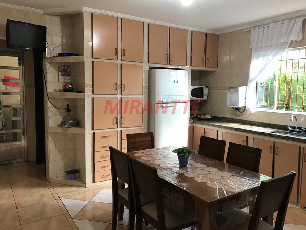 Sobrado de 266m² com 4 quartos em Vila Amalia