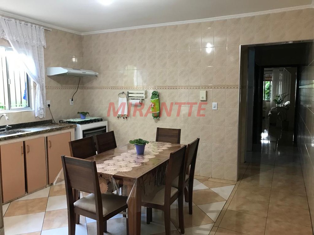 Sobrado de 266m² com 4 quartos em Vila Amalia