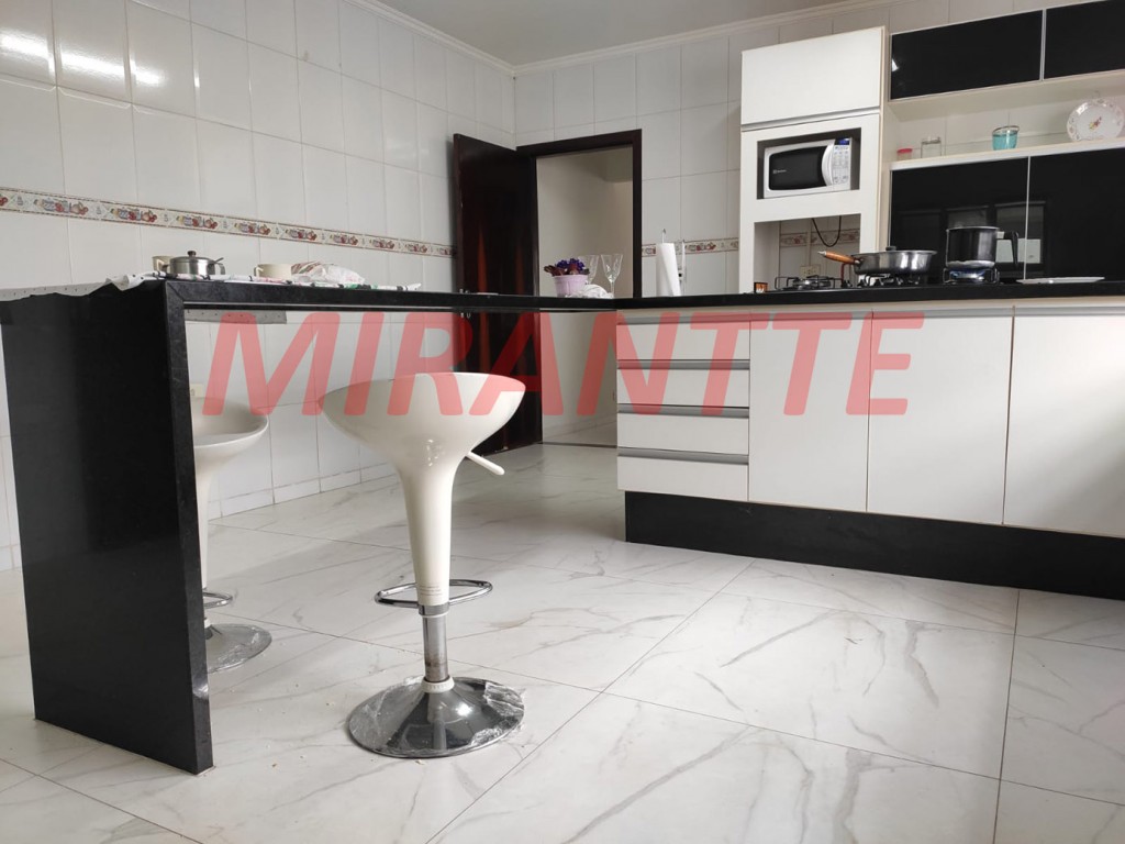 Sobrado de 196m² com 3 quartos em Água Fria