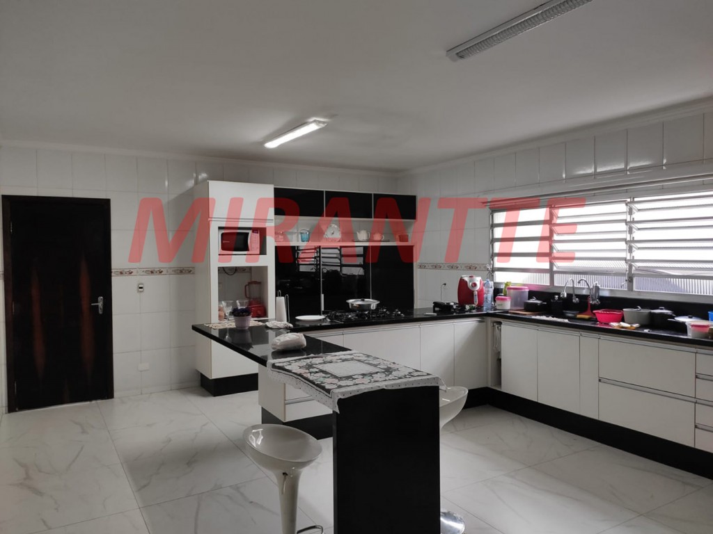 Sobrado de 196m² com 3 quartos em Água Fria