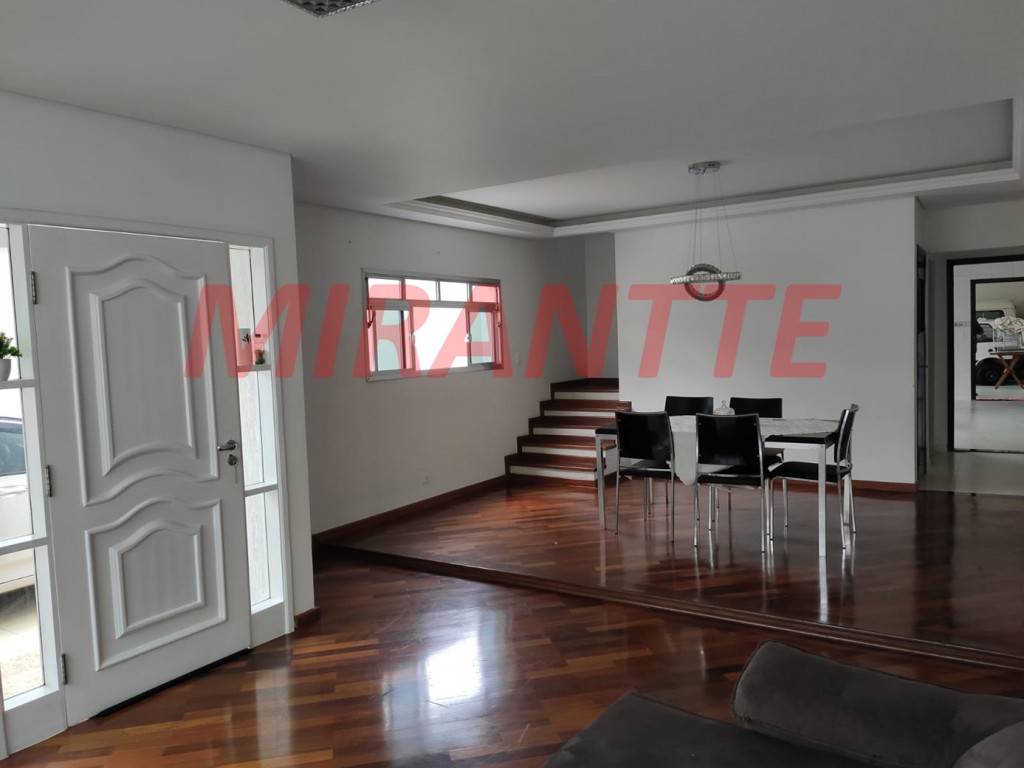 Sobrado de 196m² com 3 quartos em Água Fria